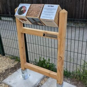 Panneau d'affichage ludique 3 cubes à tourner en pin Douglas